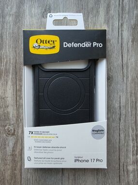 OtterBox Defender Series iPhone 17 Pro Case , Black Color Case, New!
